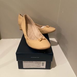 NWT Cole Haan 7.5 Tali mini bow wedge nude patent